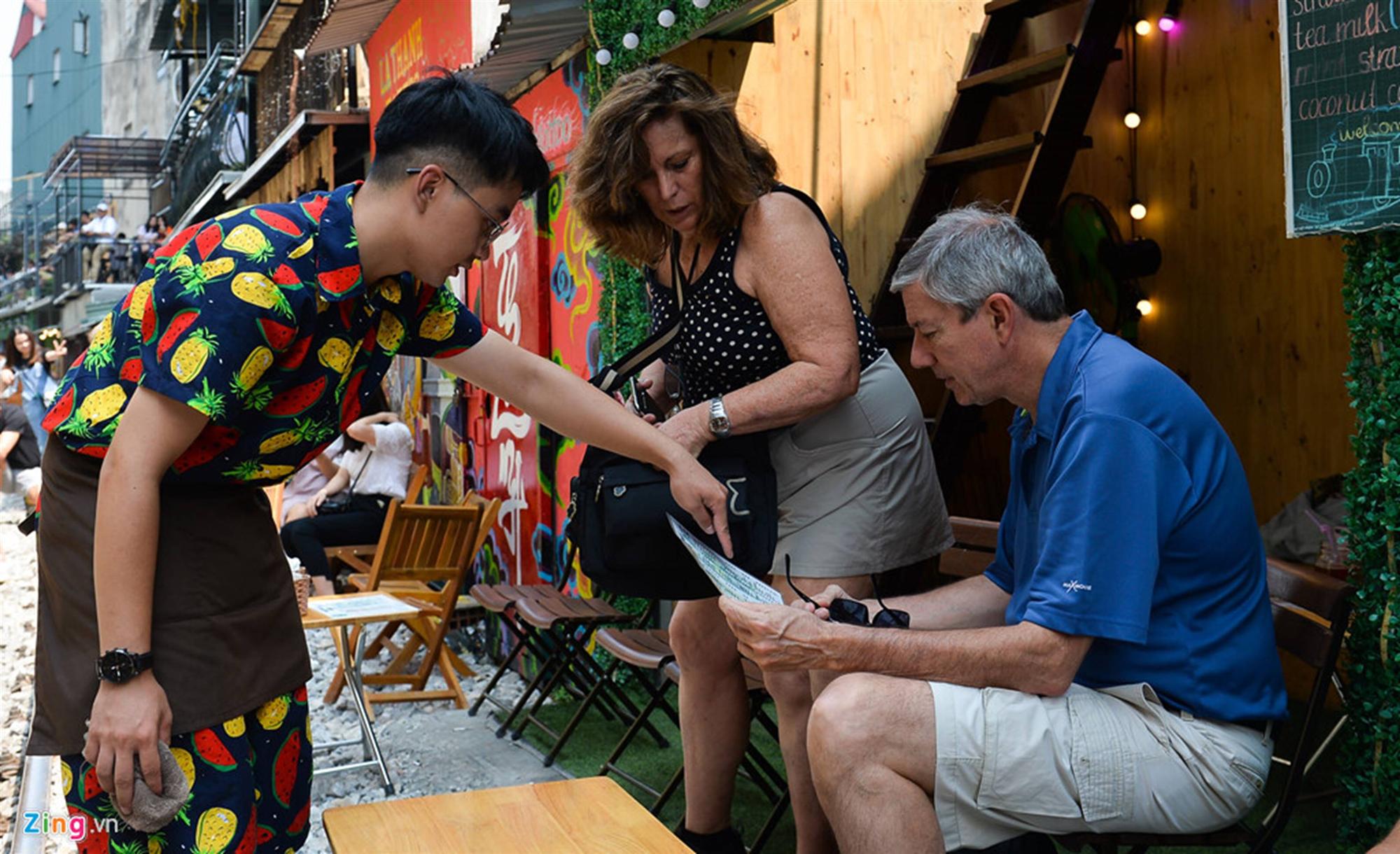 Phố cafe đường tàu đông nghẹt người trước thông tin sẽ bị dẹp-11