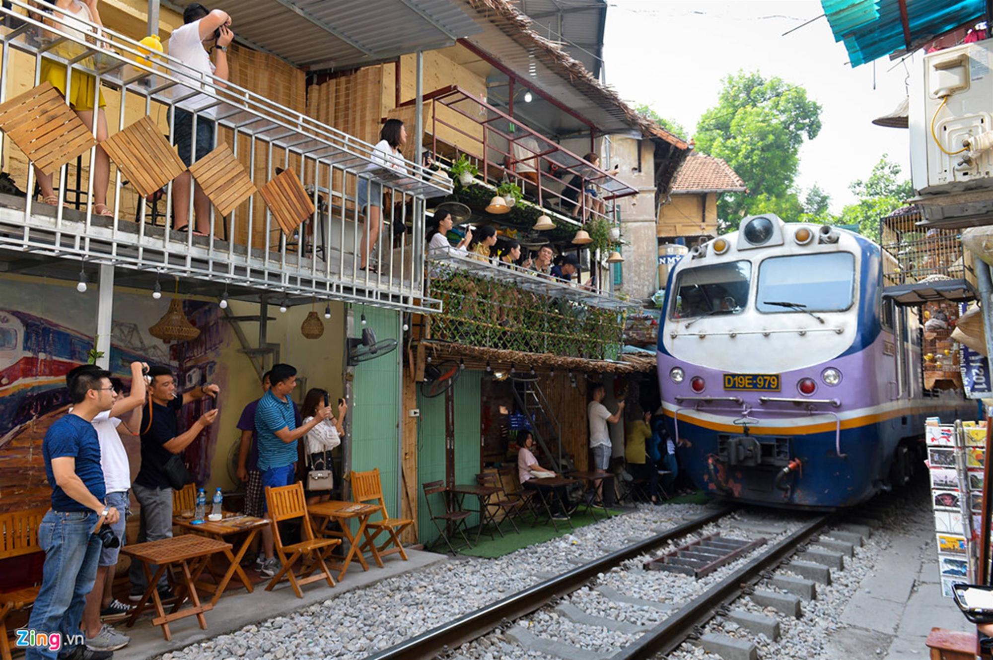 Phố cafe đường tàu đông nghẹt người trước thông tin sẽ bị dẹp-6