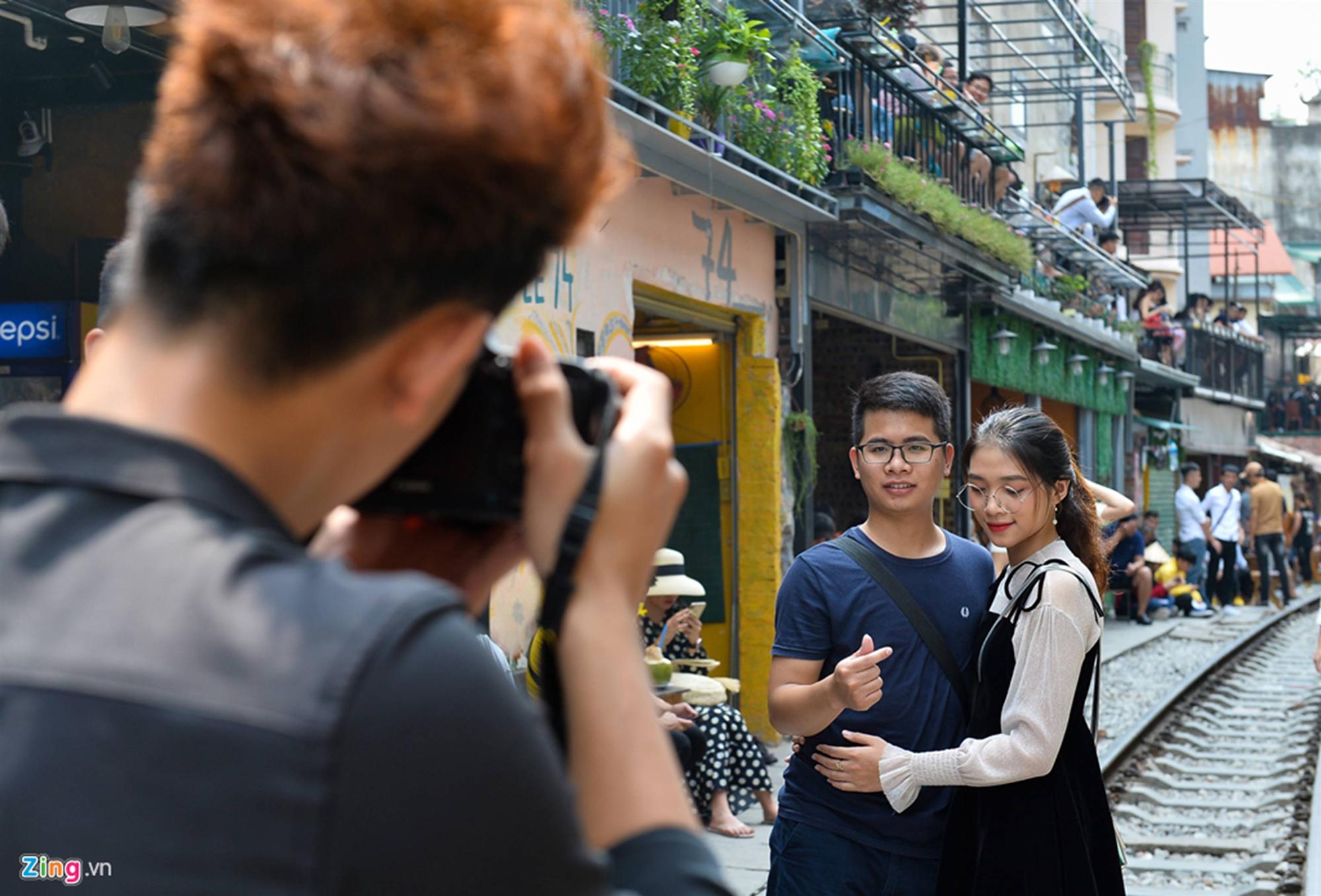 Phố cafe đường tàu đông nghẹt người trước thông tin sẽ bị dẹp-9