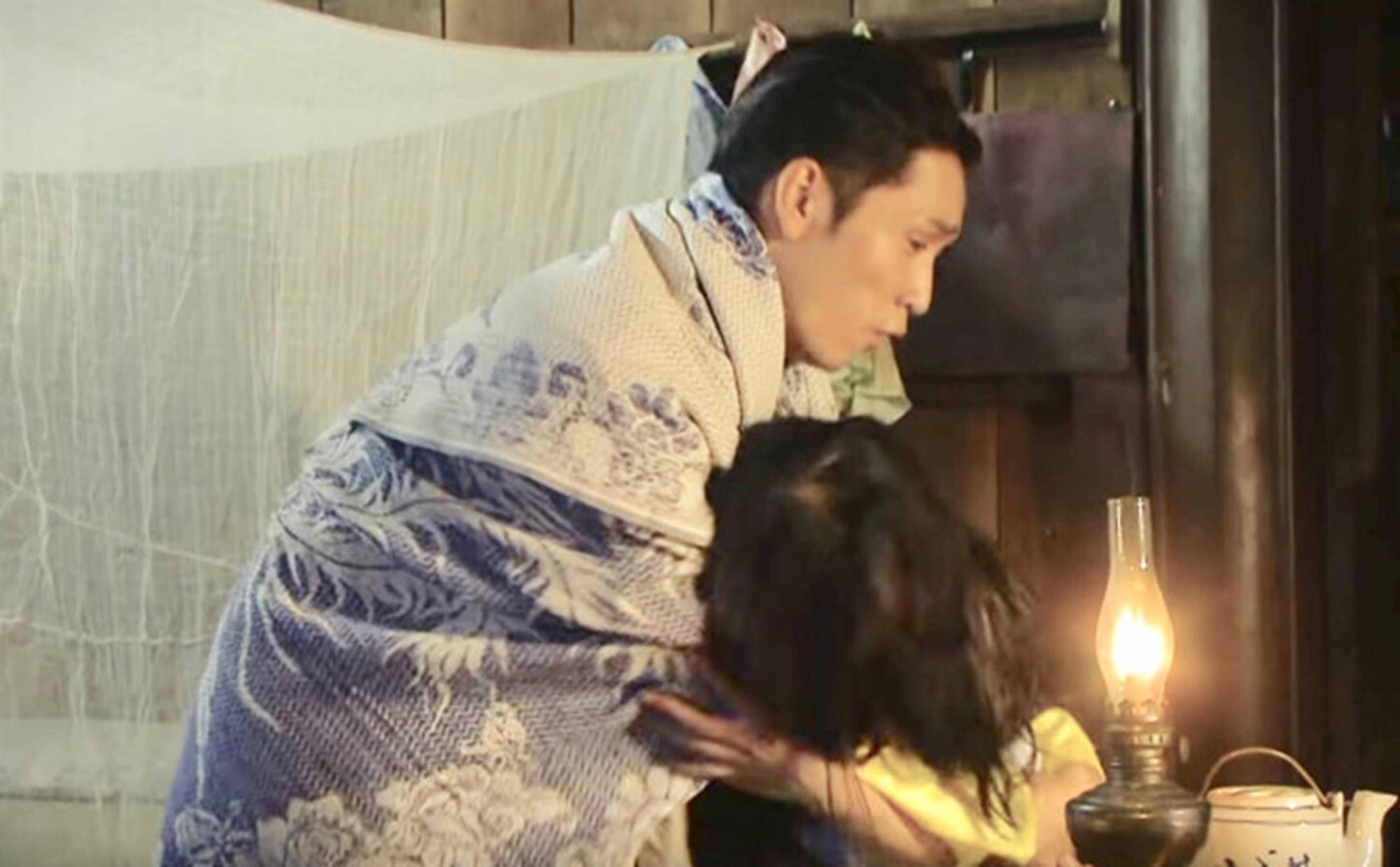 Những cảnh trái luân thường đạo lý ở Tiếng sét trong mưa-5