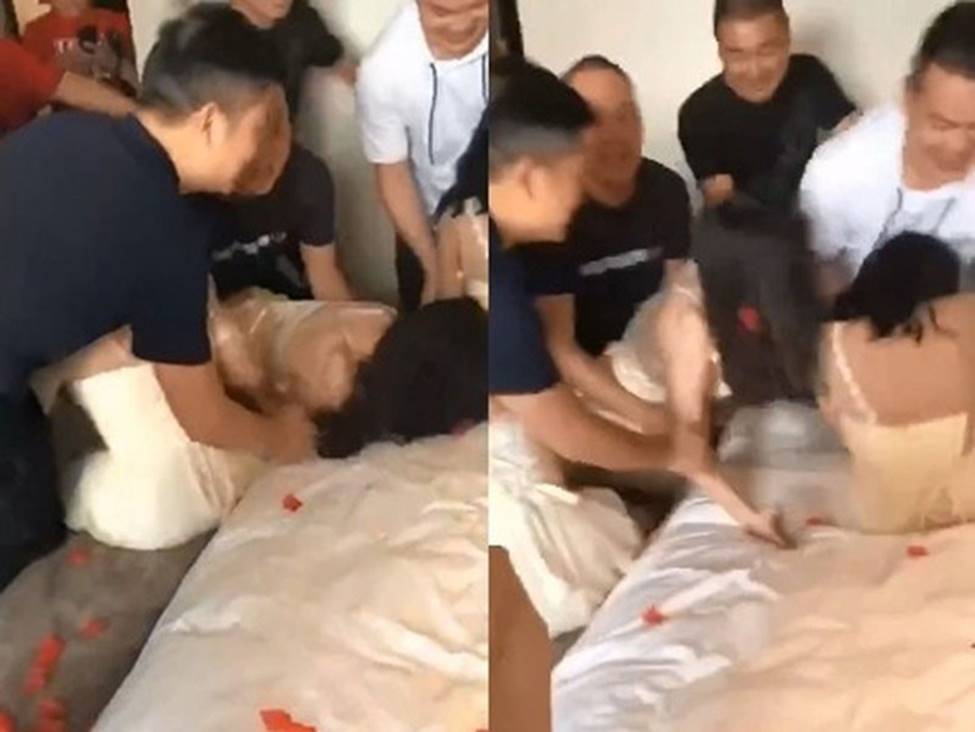 Rùng mình cảnh tượng 4 phù rể lợi dụng tục náo hôn giở trò sàm sỡ phù dâu, dân mạng chỉ trích không khác gì cưỡng bức tập thể-1