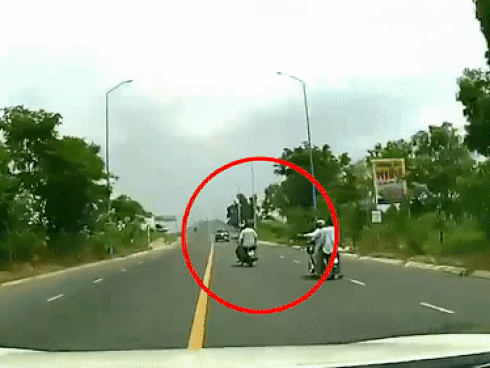 Xe máy chở 3 cắt đầu ôtô đang chạy vận tốc 80 km/h
