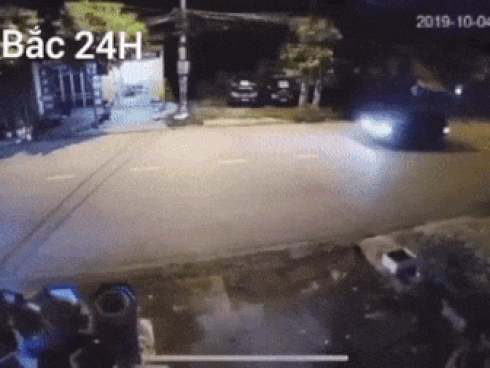 3 mẹ con bị ô tô tông văng cả chục mét khi đang sang đường