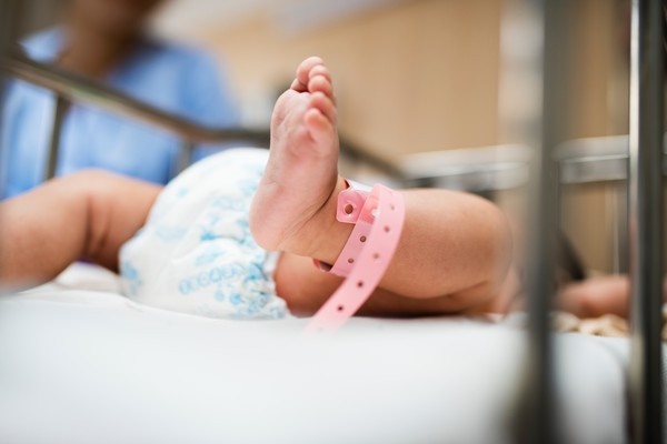 Con gái 5 ngày tuổi đã có kinh nguyệt mẹ tưởng dậy thì sớm, đến viện mới biết nguyên nhân có liên quan đến mình-1