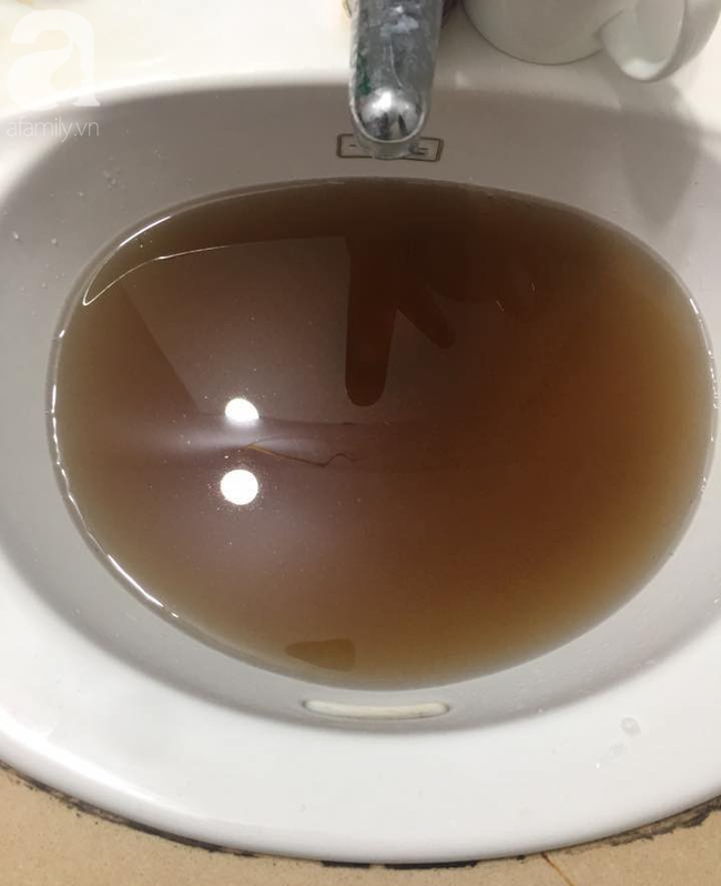 Kinh hãi nước sinh hoạt đen như cống ở chung cư Hà Nội: Người dân bị đau mắt, dị ứng không dám sử dụng-9