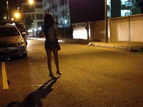 Bất cẩn để quên súng trong nhà vệ sinh công cộng, 1 nữ cảnh sát Nhật bị phát hiện có nghề tay trái là gái mại dâm-3