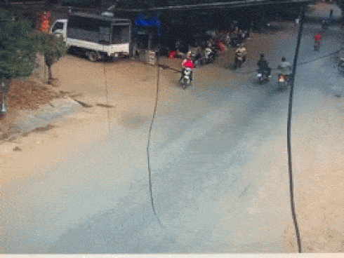 Xuống xe nói chuyện với tài xế sau khi bị đâm, người đàn ông ngạc nhiên bởi cảnh tượng trong ghế lái-3