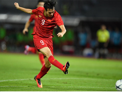 HLV Park cho dừng buổi tập khi thấy xe chở đội Malaysia-2