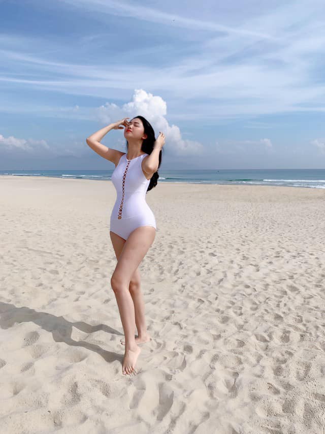 Á hậu Thanh Tú mặc bikini, khoe dáng sexy dưới ống kính của ông xã-1