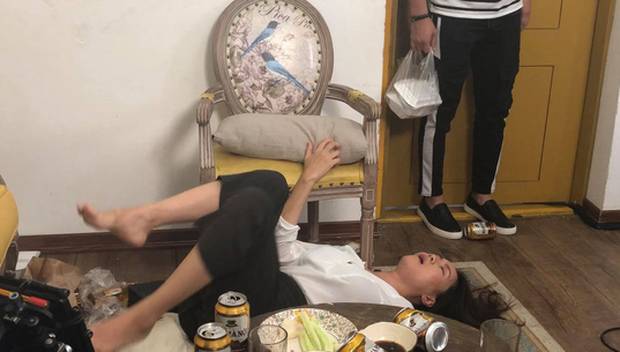 Hậu trường vui như hội của Hoa Hồng Trên Ngực Trái: Bạn thân hí hửng nhìn Khuê ẵm nửa tỷ, Thái buồn như mất sổ gạo!-5