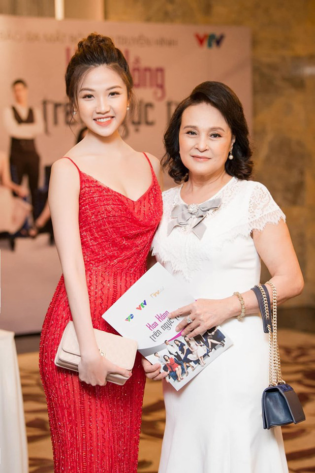 Hậu trường vui như hội của Hoa Hồng Trên Ngực Trái: Bạn thân hí hửng nhìn Khuê ẵm nửa tỷ, Thái buồn như mất sổ gạo!-11