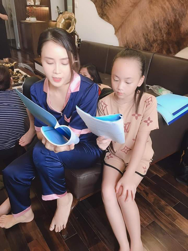 Hậu trường vui như hội của Hoa Hồng Trên Ngực Trái: Bạn thân hí hửng nhìn Khuê ẵm nửa tỷ, Thái buồn như mất sổ gạo!-14