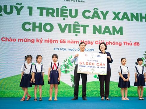 Học sinh Hà Nội nô nức mang vỏ sữa đổi cây xanh