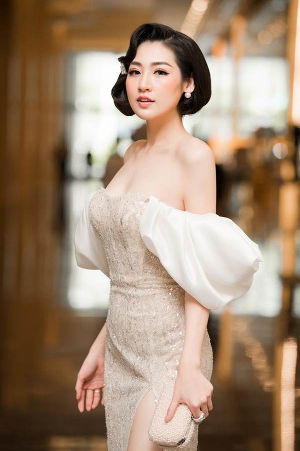 Á hậu Tú Anh diện váy trễ vai gợi cảm đốn tim fan-2