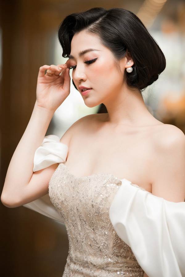 Á hậu Tú Anh diện váy trễ vai gợi cảm đốn tim fan-3