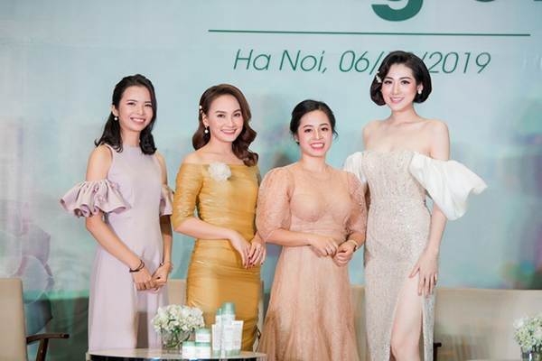 Á hậu Tú Anh diện váy trễ vai gợi cảm đốn tim fan-10