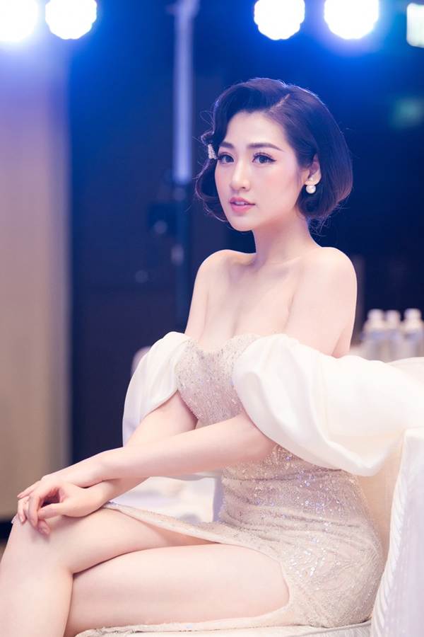 Á hậu Tú Anh diện váy trễ vai gợi cảm đốn tim fan-6