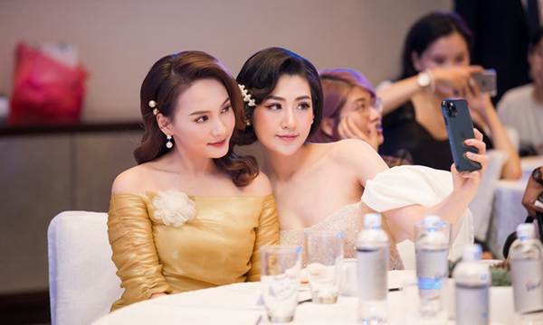 Á hậu Tú Anh diện váy trễ vai gợi cảm đốn tim fan-9