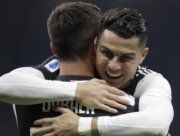 Khoảnh khắc sốc nặng: Ronaldo tình tứ, hôn trộm má anh chàng cầu thủ siêu đẹp trai trước vô số máy quay-3