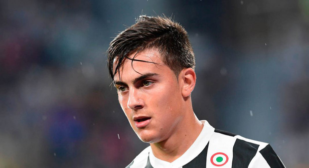 Khoảnh khắc sốc nặng: Ronaldo tình tứ, hôn trộm má anh chàng cầu thủ siêu đẹp trai trước vô số máy quay-2