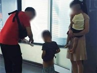 Xôn xao hình ảnh vợ chồng trẻ thản nhiên cho con đi tiểu ngay giữa lối đi tại sân bay