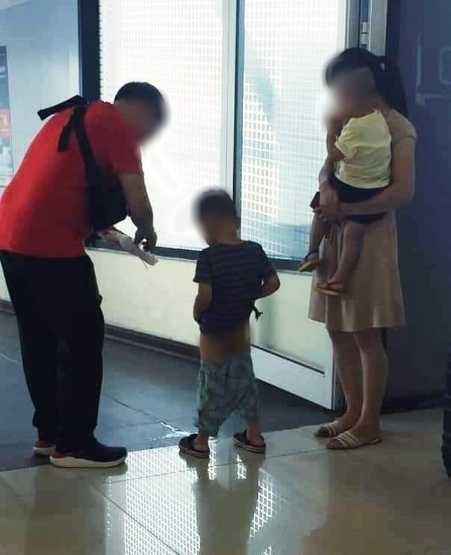 Xôn xao hình ảnh vợ chồng trẻ thản nhiên cho con đi tiểu ngay giữa lối đi tại sân bay-2