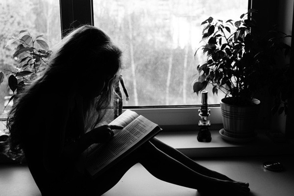Con gái 4 tuổi thường xuyên nhìn thấy ai đó bên ngoài cửa sổ vào ban đêm, bố mẹ nhói lòng khi tìm ra sự thật-1