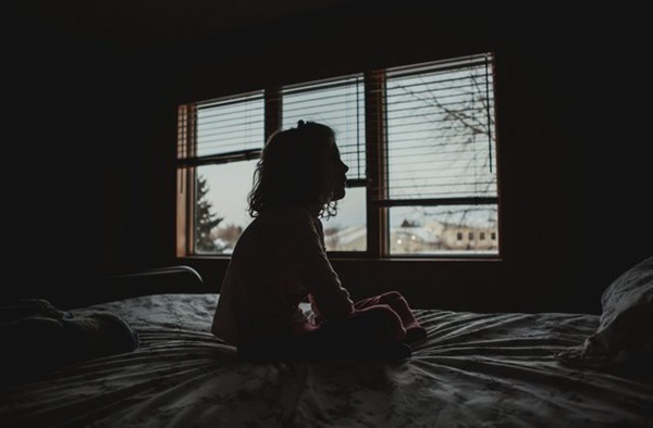 Con gái 4 tuổi thường xuyên nhìn thấy ai đó bên ngoài cửa sổ vào ban đêm, bố mẹ nhói lòng khi tìm ra sự thật-2