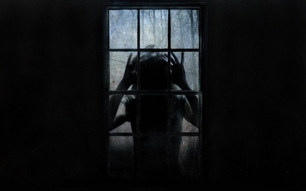 Con gái 4 tuổi thường xuyên nhìn thấy ai đó bên ngoài cửa sổ vào ban đêm, bố mẹ nhói lòng khi tìm ra sự thật-3