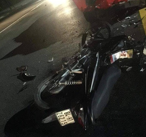 Xe cảnh sát biến dạng sau đối đầu với xe máy, 2 thanh niên bất tỉnh trên đường-2