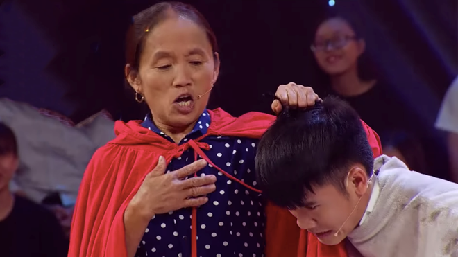 Lợi dụng chiều cao khiêm tốn của Bà Tân Vlog, Trấn Thành đá xoáy Trường Giang-1