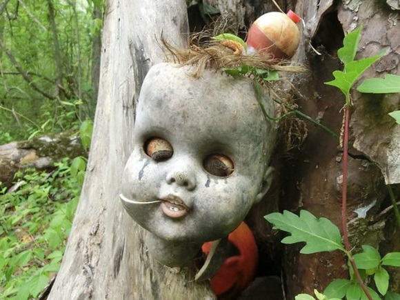 Khám phá con đường mòn tràn ngập búp bê ma ám không khác gì phim kinh dị, ai đi qua cũng phải rùng mình-1
