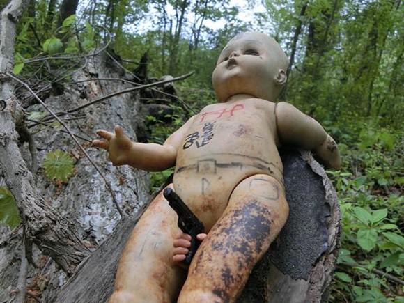 Khám phá con đường mòn tràn ngập búp bê ma ám không khác gì phim kinh dị, ai đi qua cũng phải rùng mình-3