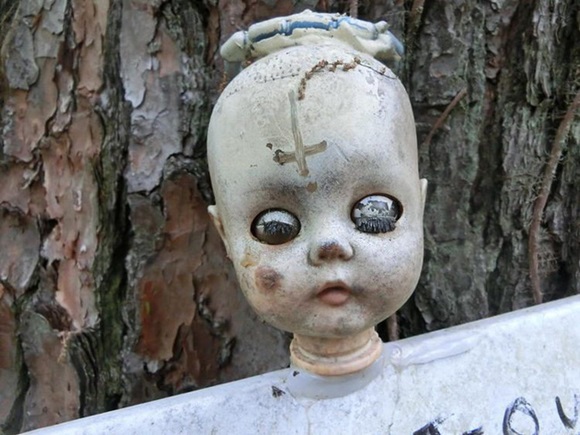 Khám phá con đường mòn tràn ngập búp bê ma ám không khác gì phim kinh dị, ai đi qua cũng phải rùng mình-4