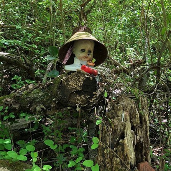 Khám phá con đường mòn tràn ngập búp bê ma ám không khác gì phim kinh dị, ai đi qua cũng phải rùng mình-5