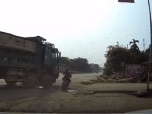 Đi vào điểm mù của xe tải, người phụ nữ đi xe máy bị cán trúng