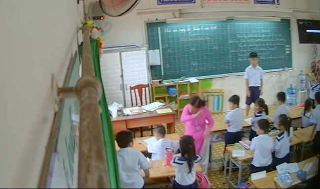 Sau đoạn clip cô giáo liên tục bạt tai nhiều học sinh lớp 2 tại TP.HCM: Phụ huynh bức xúc, lo sợ con cái bị trầm cảm-1