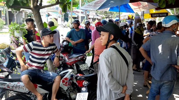 Vụ gã đàn ông quỵt tiền mua dâm, đâm 2 người phụ nữ trọng thương: Chồng bàng hoàng khi thấy vợ nằm gục trên vũng máu-3