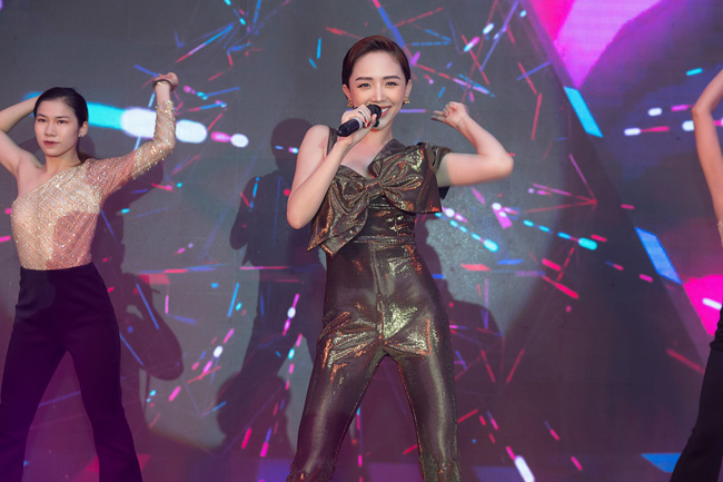 Lưu Hương Giang - Hồ Hoài Anh xuất hiện cùng nhau nhưng không đứng cạnh giữa bão tin đồn ly hôn-11