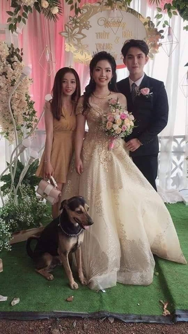 Cô dâu tất tả lao ra đường để mời kẻ thứ ba vào tham dự lễ cưới, biết danh tính ai nấy cũng đều bật cười-2