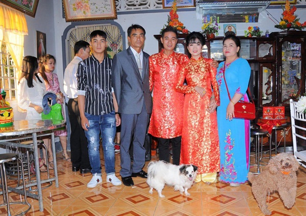 Cô dâu tất tả lao ra đường để mời kẻ thứ ba vào tham dự lễ cưới, biết danh tính ai nấy cũng đều bật cười-5