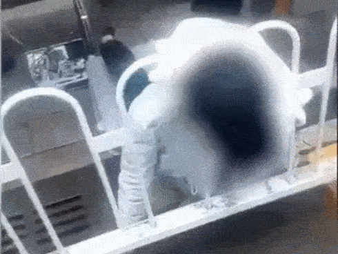 Đang chờ xe buýt, cô gái chuẩn 