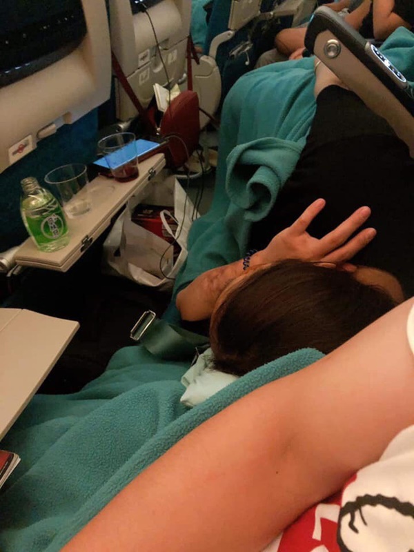 Cô gái đi máy bay thản nhiên nằm dài trên ghế, gối lên đùi người kế bên suốt 4 tiếng gây bức xúc-1