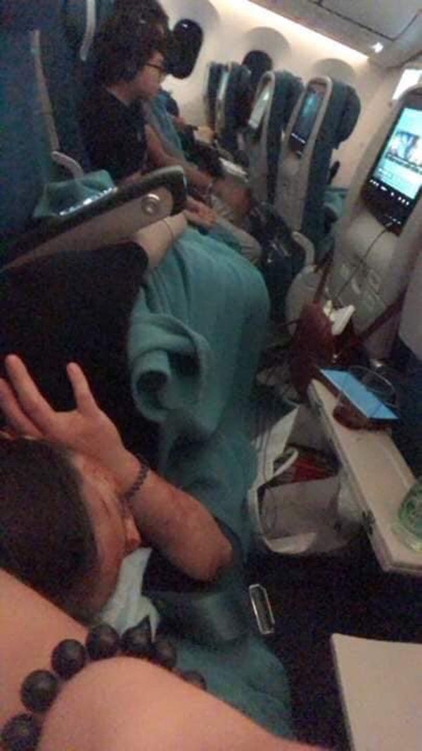 Cô gái đi máy bay thản nhiên nằm dài trên ghế, gối lên đùi người kế bên suốt 4 tiếng gây bức xúc-2