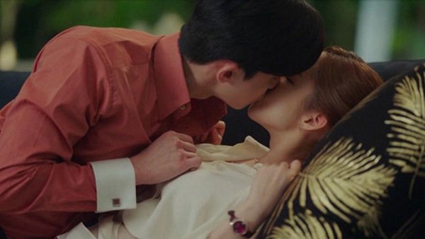 Vội vã vớ bừa anh hàng xóm để chạy bầu, tân hôn lặng người khi cúc áo vừa mở-2