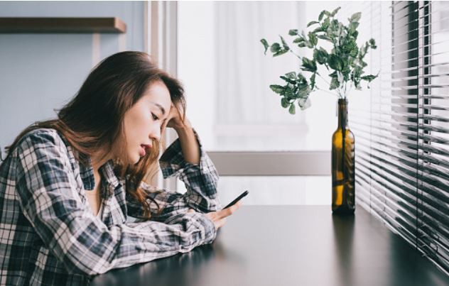 Chồng nhắn tin cho bồ Anh ly thân rồi, vợ liền tương kế tựu kế chơi ngay chiêu hiểm khiến anh ả gậy ông đập lưng ông-1