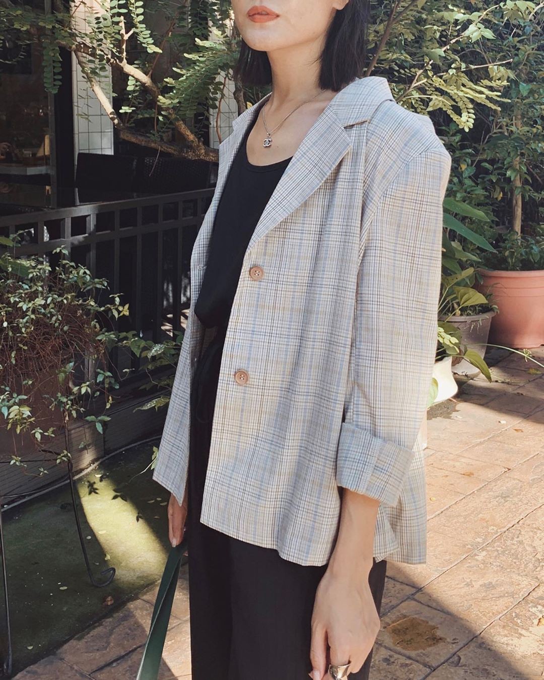 Khi bị đồng nghiệp chê mặc xấu: Nàng công sở đừng mặc kệ mà hãy cải tổ phong cách với 8 items sau đây-1