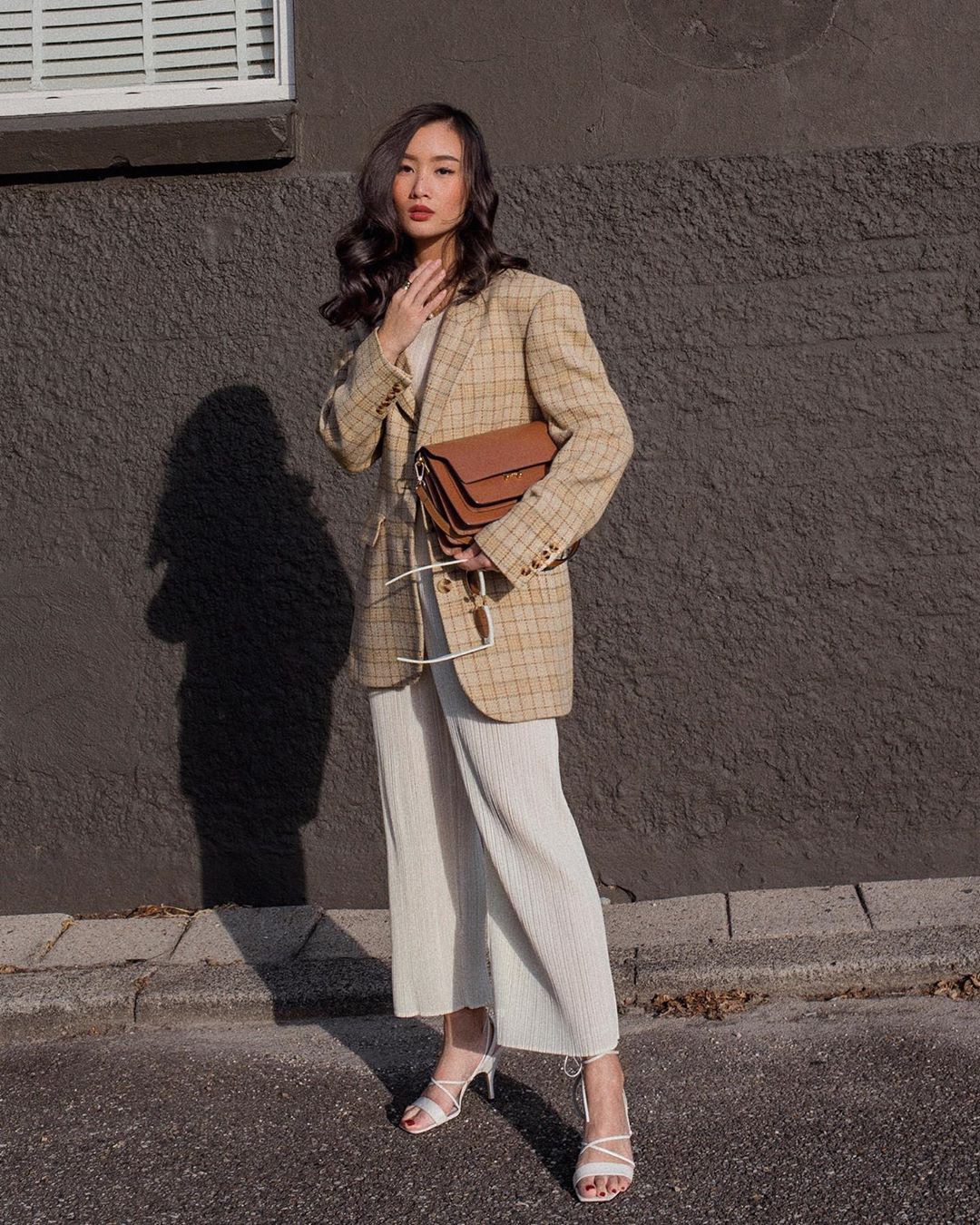 Khi bị đồng nghiệp chê mặc xấu: Nàng công sở đừng mặc kệ mà hãy cải tổ phong cách với 8 items sau đây-2