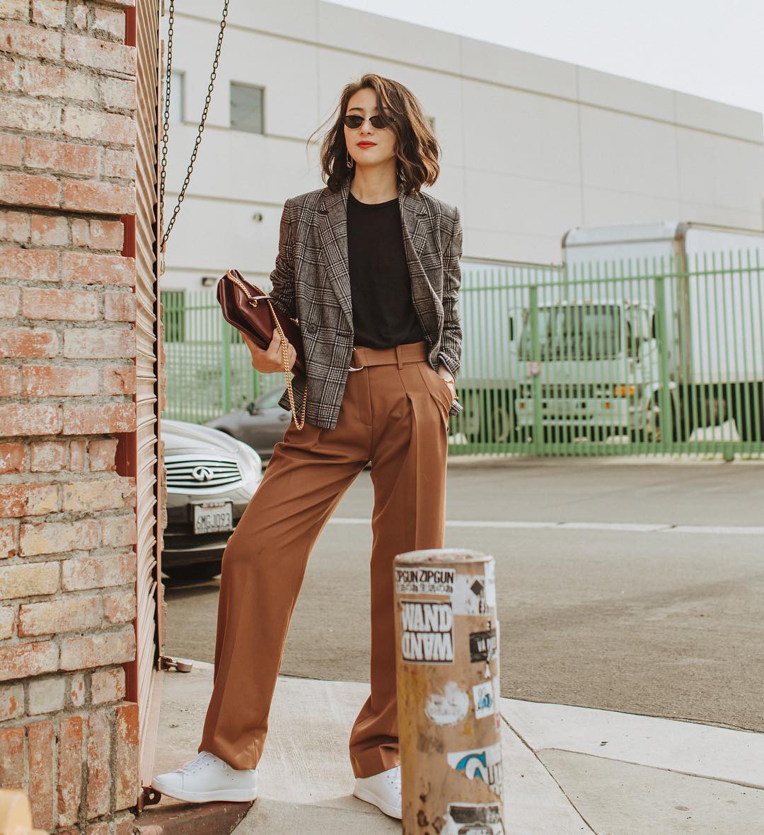 Khi bị đồng nghiệp chê mặc xấu: Nàng công sở đừng mặc kệ mà hãy cải tổ phong cách với 8 items sau đây-11