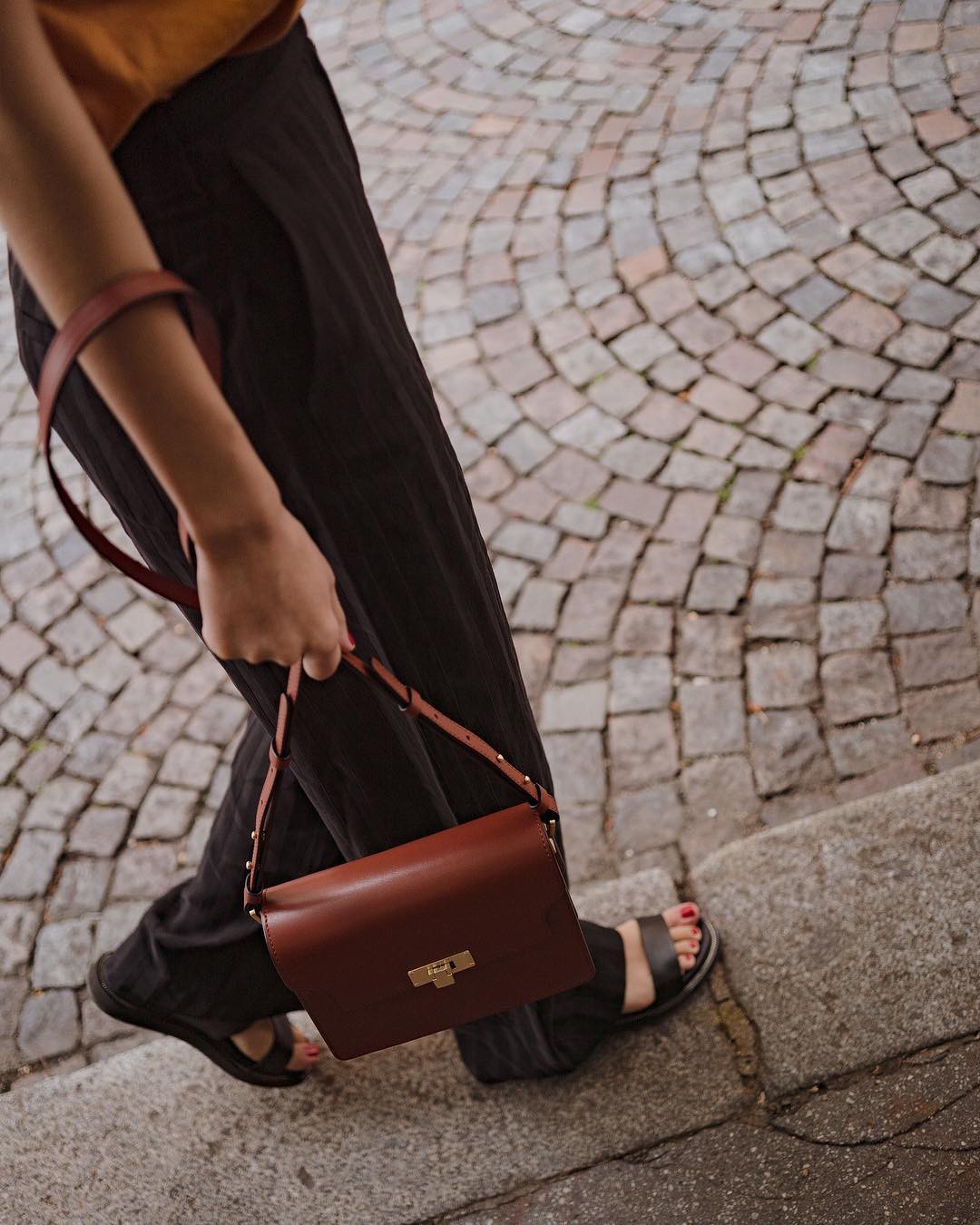 Khi bị đồng nghiệp chê mặc xấu: Nàng công sở đừng mặc kệ mà hãy cải tổ phong cách với 8 items sau đây-8